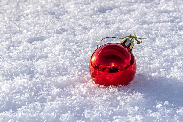 Μία Κόκκινη Χριστουγεννιάτικη Μπάλα Στο Λευκό Χιόνι — Φωτογραφία Αρχείου