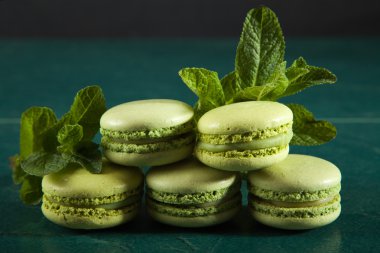 Yeşil masada yeşil macarons