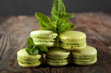 St Patricks günü yeşil macarons shamrock bayrakları ve cin şapka ile