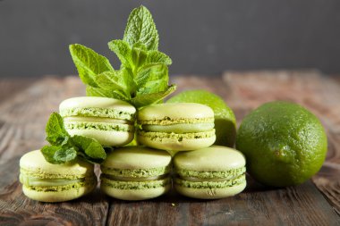 St Patricks günü yeşil macarons shamrock bayrakları ve cin şapka ile
