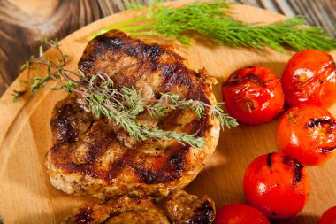 ahşap masa üstünde lezzetli sığır eti biftek