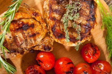 ahşap masa üstünde lezzetli sığır eti biftek