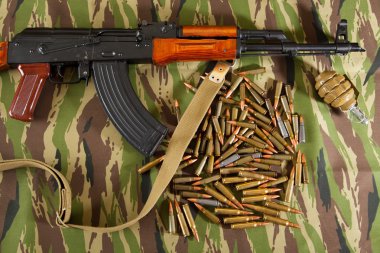 Kalaşnikof Ak 47 Multicam arka plan üzerinde