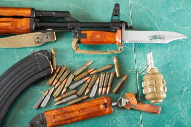 Kalaşnikof Ak-47 yeşil bir arka plan üzerinde