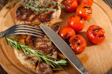 ahşap masa üstünde lezzetli sığır eti biftek