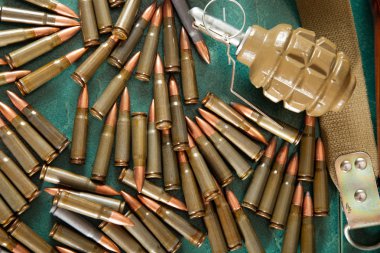 Mühimmat ve yeşil renkli kartuşları