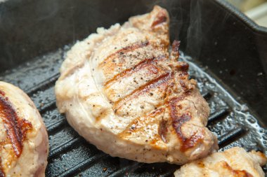 Biftek ızgarada pişiyor.