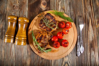 ahşap masa üstünde lezzetli sığır eti biftek
