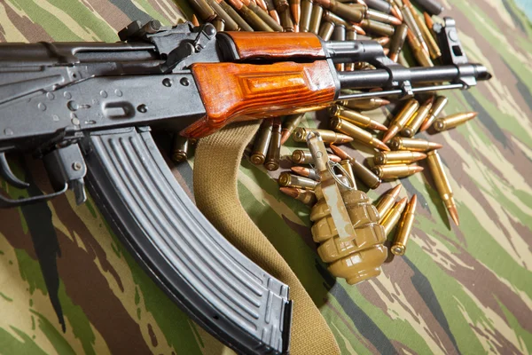 Kalashnikov AK 47 sobre fondo Multicam — Foto de Stock