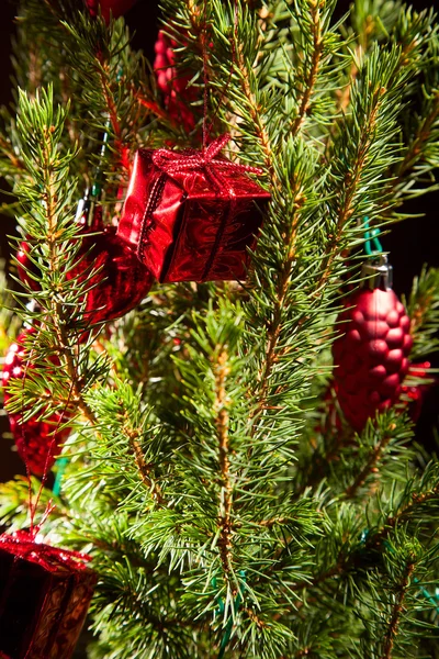 Fir met Kerstmis speelgoed — Stockfoto