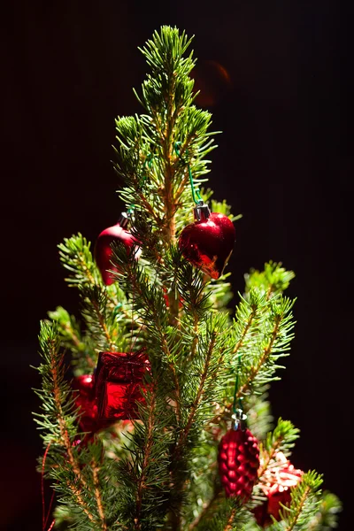 Abeto con juguetes de Navidad — Foto de Stock