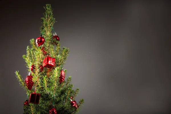 Kerstmis en Nieuwjaar, sparren met versieringen en glanzende highli — Stockfoto