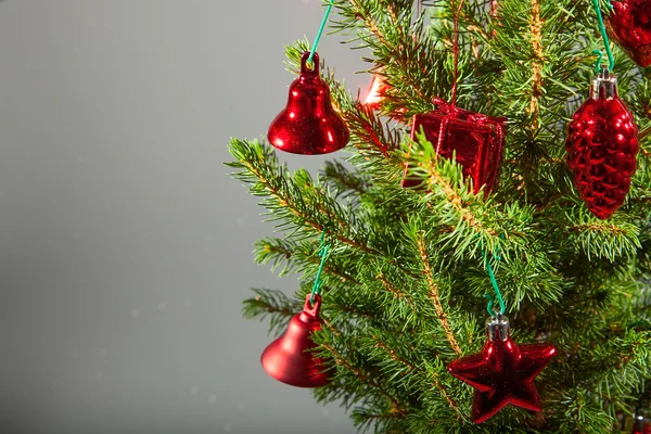 Natal e Ano Novo, abeto com decorações e highli brilhante — Fotografia de Stock