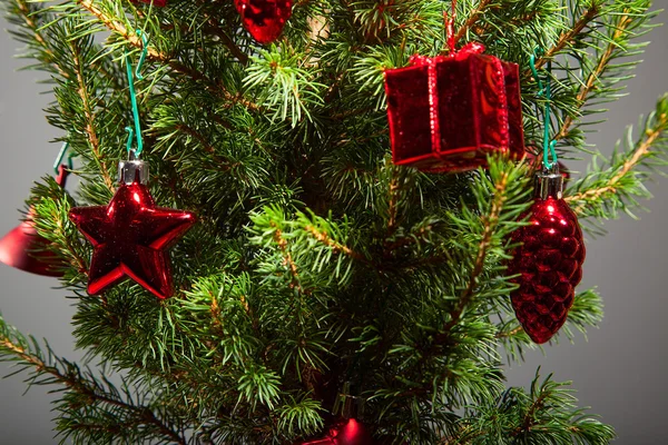 クリスマスと新年の装飾と光沢のある highli スプルース — ストック写真