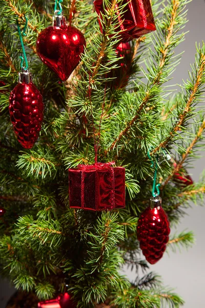 Kerstmis en Nieuwjaar, sparren met versieringen en glanzende highli — Stockfoto