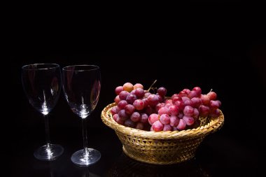 Gözlük şarap ve üzüm ile 