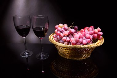 Gözlük şarap ve üzüm ile 