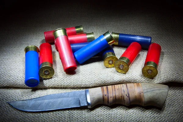 Kés, bandolier, vadászat lőszer — Stock Fotó