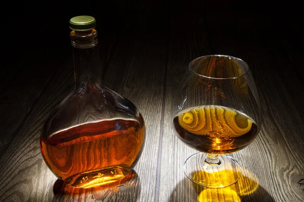 Bouteille avec un verre de brandy — Photo