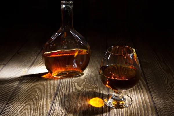 Bouteille avec un verre de brandy — Photo