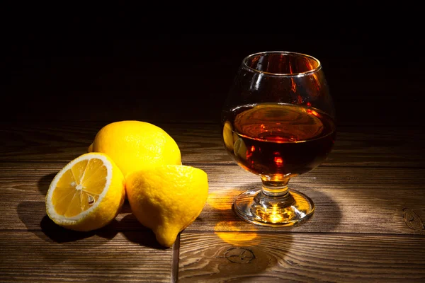 Glas Brandy mit Zitrone — Stockfoto