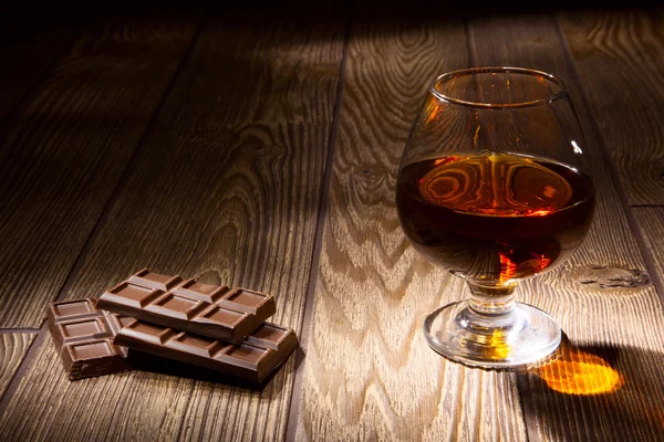 Glas cognac met chocolade — Stockfoto
