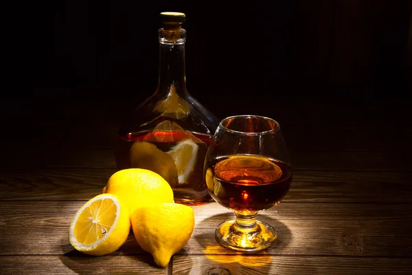 Стакан бренди с лимоном — стоковое фото