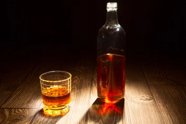 Ένα ποτήρι και ένα μπουκάλι ουίσκι — Φωτογραφία Αρχείου