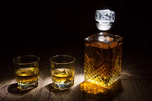 Whisky-Karaffe mit zwei Gläsern — Stockfoto