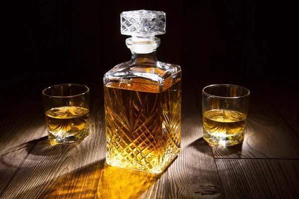 Decanter di whisky con due bicchieri — Foto Stock