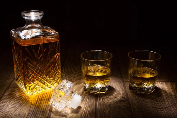 Whisky-Karaffe mit zwei Gläsern — Stockfoto