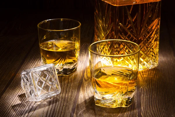Whiskey Karaf met twee glazen — Stockfoto