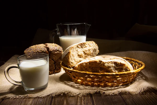 Γάλα και ψωμί — Φωτογραφία Αρχείου