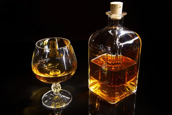 Un bicchiere e una bottiglia di brandy — Foto Stock