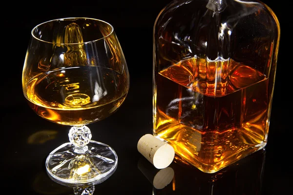 Un bicchiere e una bottiglia di brandy — Foto Stock