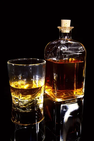 Botella y vaso de whisky —  Fotos de Stock