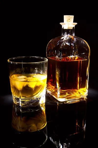 Fles en glas whisky — Stockfoto