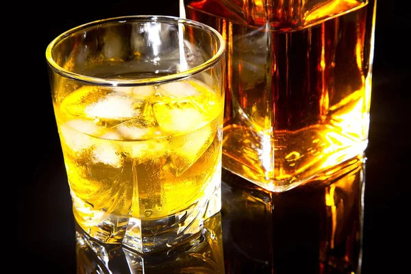 Bottiglia e bicchiere di whisky — Foto Stock