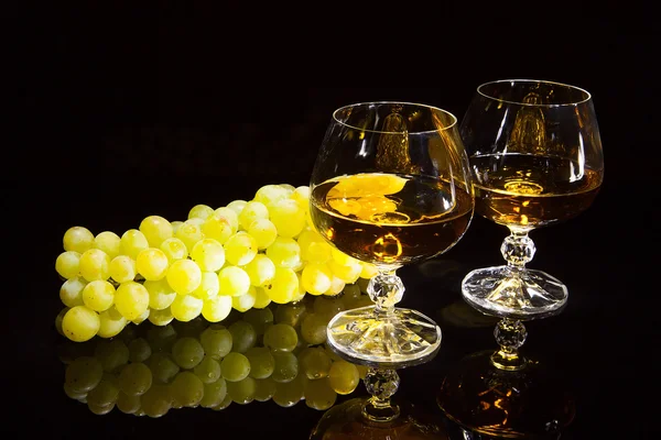 Two glasses and grapes — Stock Photo, Image