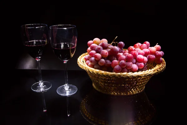 Γυαλιά με κρασί και σταφύλια — Φωτογραφία Αρχείου