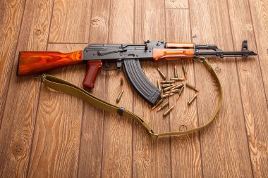 Kalaşnikof saldırı tüfeği mühimmatı ile 