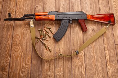 Kalaşnikof saldırı tüfeği mühimmatı ile 