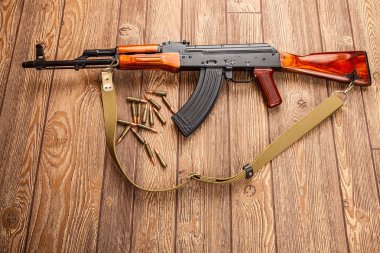 Kalaşnikof saldırı tüfeği mühimmatı ile 