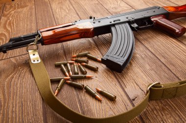 Kalaşnikof saldırı tüfeği mühimmatı ile 