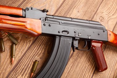 Kalaşnikof saldırı tüfeği mühimmatı ile 