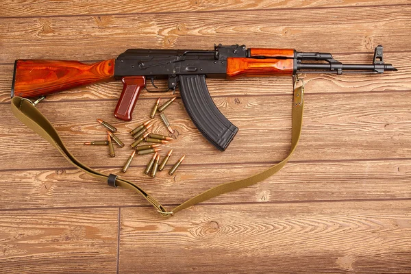 Fucili d'assalto Kalashnikov con munizioni — Foto Stock