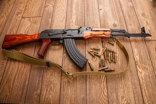 Kalashnikov rifles de asalto con munición — Foto de Stock