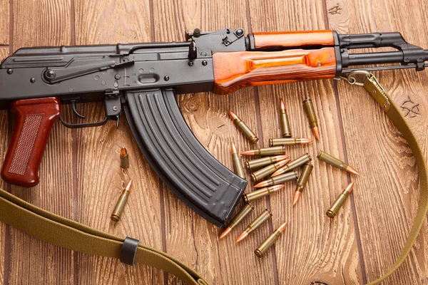 Kalashnikov rifles de asalto con munición — Foto de Stock