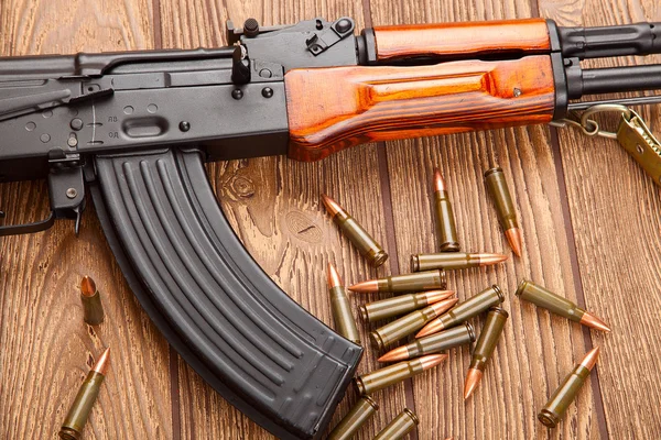 Fucili d'assalto Kalashnikov con munizioni — Foto Stock