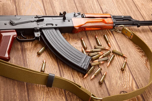 Kalashnikov rifles de asalto con munición — Foto de Stock